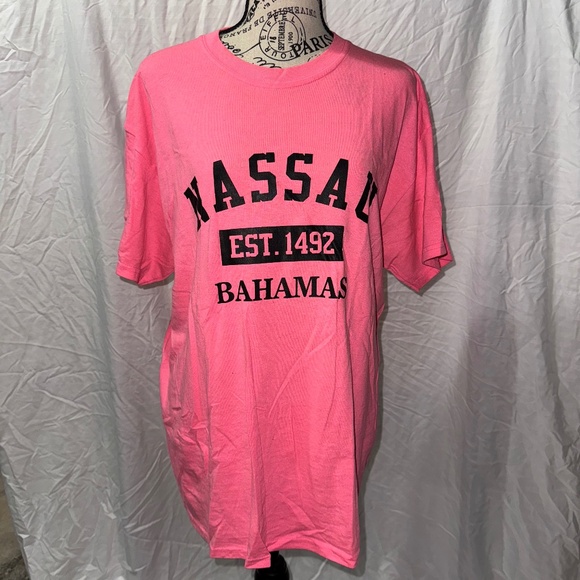 Gildan Tops - T-Shirt